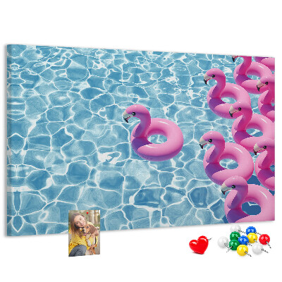 Prikbord met afbeelding van roze flamingo's tegen blauw water