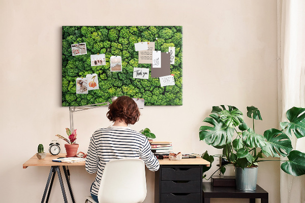 Kurk prikbord met een afbeelding van een groen bos met dichte vegetatie