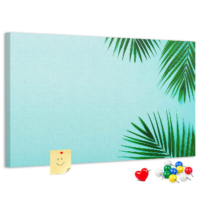 Kurkbord met tropische bladeren op een blauwe achtergrond