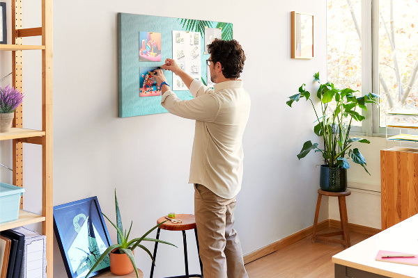 Kurkbord met tropische bladeren op een blauwe achtergrond