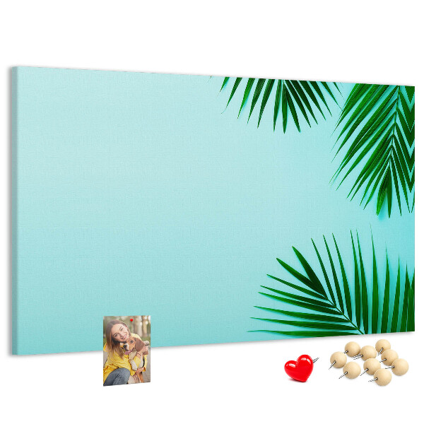 Kurkbord met tropische bladeren op een blauwe achtergrond