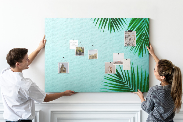 Kurkbord met tropische bladeren op een blauwe achtergrond