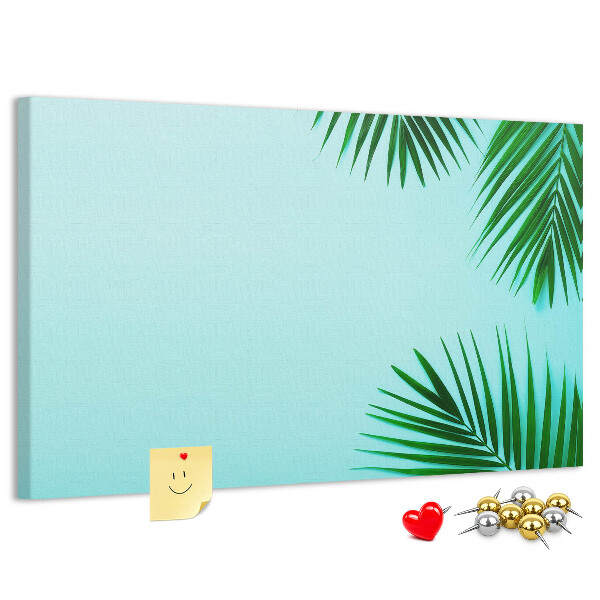 Kurkbord met tropische bladeren op een blauwe achtergrond