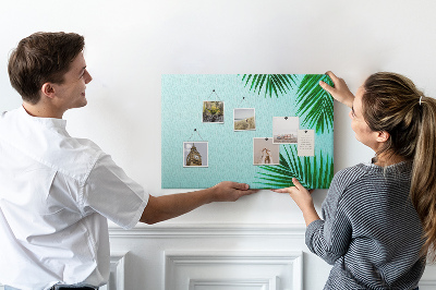 Kurkbord met tropische bladeren op een blauwe achtergrond