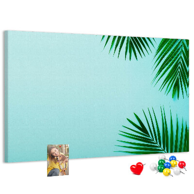 Kurkbord met tropische bladeren op een blauwe achtergrond