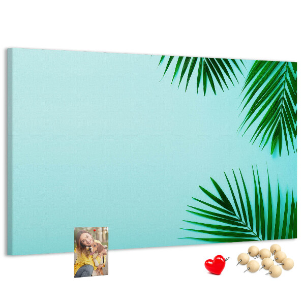 Kurkbord met tropische bladeren op een blauwe achtergrond