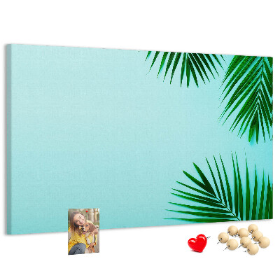 Kurkbord met tropische bladeren op een blauwe achtergrond