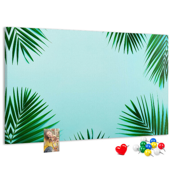 Prikbord met tropische bladeren op een blauwe achtergrond