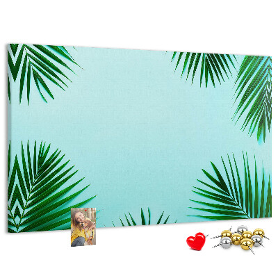 Prikbord met tropische bladeren op een blauwe achtergrond