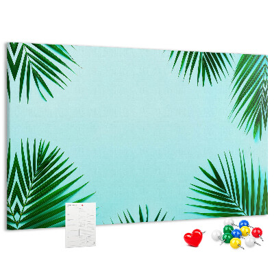 Prikbord met tropische bladeren op een blauwe achtergrond