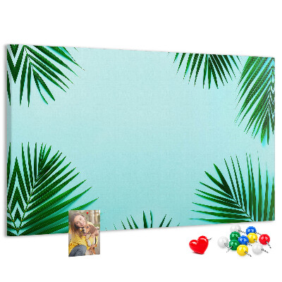 Prikbord met tropische bladeren op een blauwe achtergrond