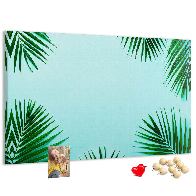 Prikbord met tropische bladeren op een blauwe achtergrond