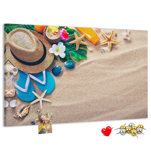 Kurken prikbord met zomerse strandherinneringen als decoratie