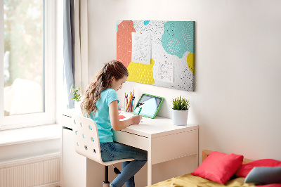 Prikbord met kleurrijke abstracte vormen en patronen