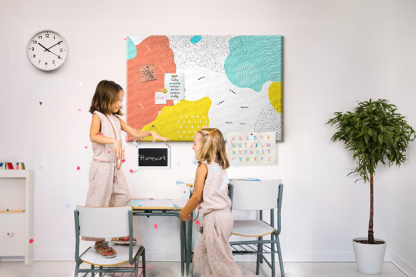 Prikbord met kleurrijke abstracte vormen en patronen
