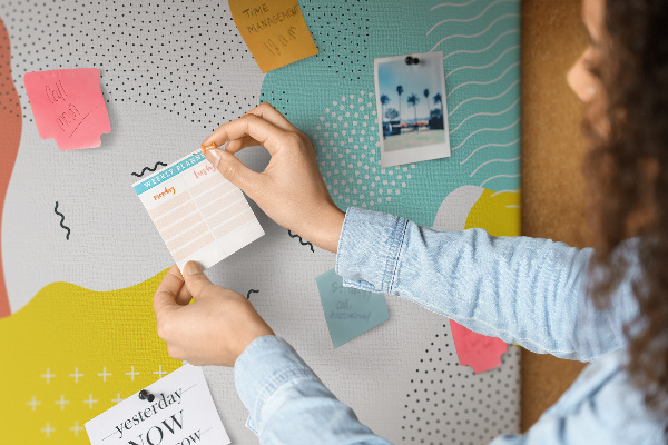 Prikbord met kleurrijke abstracte vormen en patronen