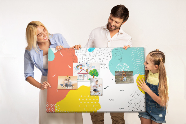 Prikbord met kleurrijke abstracte vormen en patronen
