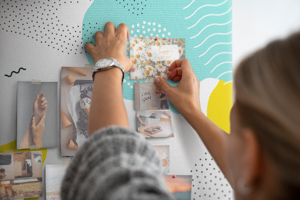 Prikbord met kleurrijke abstracte vormen en patronen