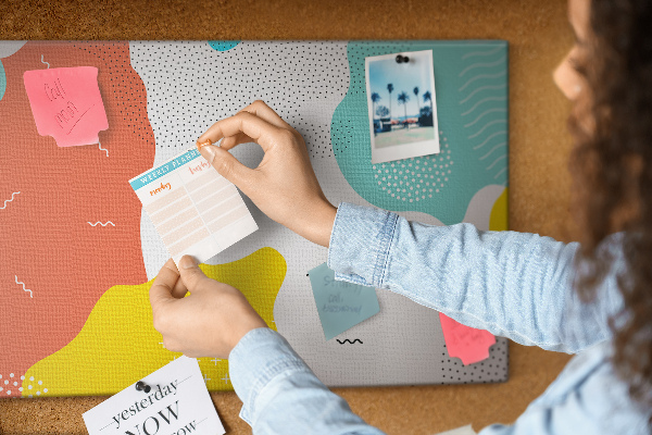Prikbord met kleurrijke abstracte vormen en patronen