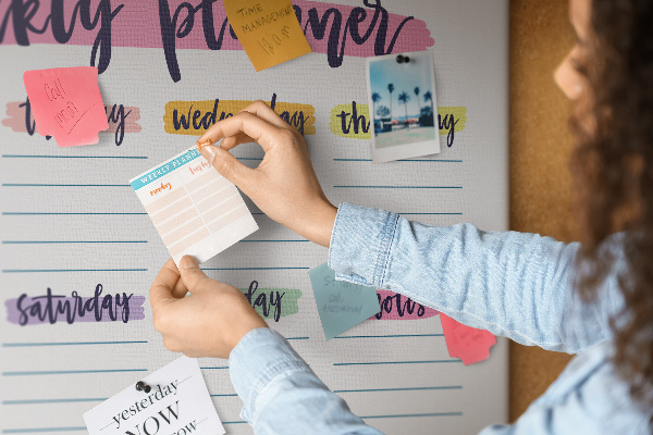 Kurkbord weekplanner met kleurrijke accenten