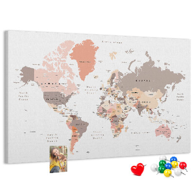 Prikbord wereldkaart in ingetogen kleuren