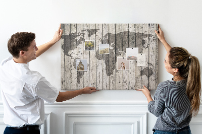 Kurkbord met een wereldkaart op een achtergrond van houten planken