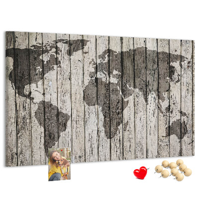 Kurkbord met een wereldkaart op een achtergrond van houten planken