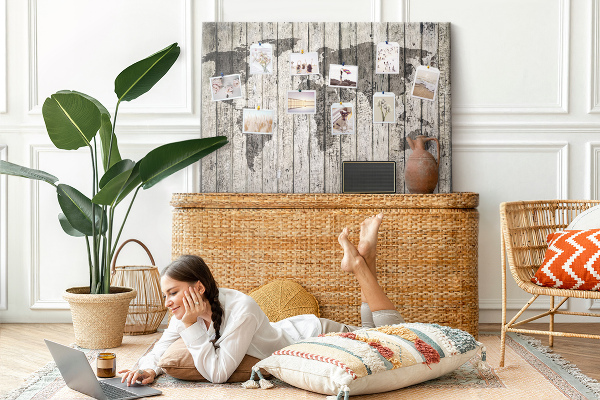 Kurkbord met een wereldkaart op een achtergrond van houten planken