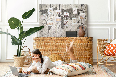Kurkbord met een wereldkaart op een achtergrond van houten planken