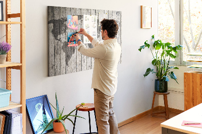 Kurkbord met een wereldkaart op een achtergrond van houten planken