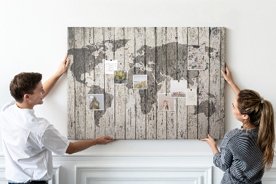 Kurkbord met een wereldkaart op een achtergrond van houten planken