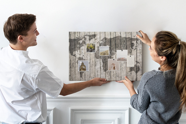 Kurkbord met een wereldkaart op een achtergrond van houten planken