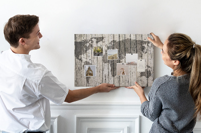 Kurkbord met een wereldkaart op een achtergrond van houten planken