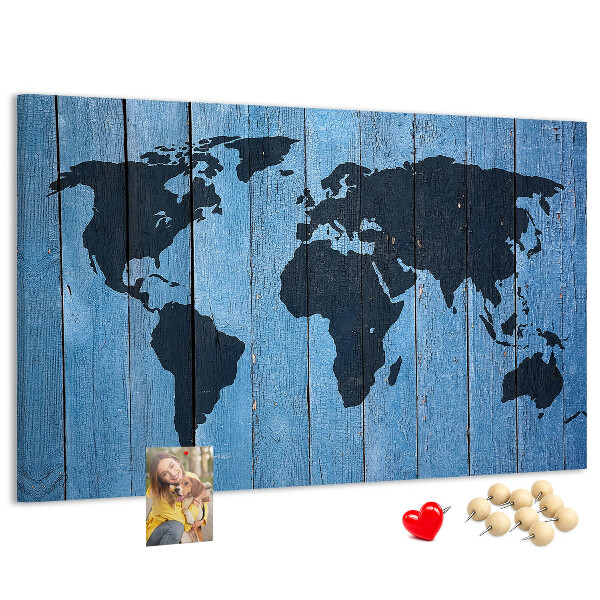Wereldkaart op een houten achtergrond prikbord