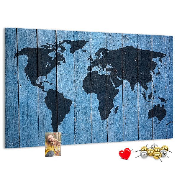 Wereldkaart op een houten achtergrond prikbord