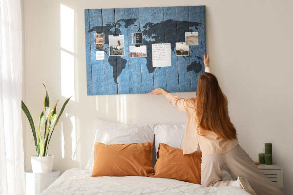 Wereldkaart op een houten achtergrond prikbord