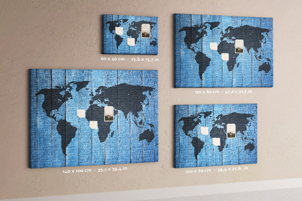 Wereldkaart op een houten achtergrond prikbord
