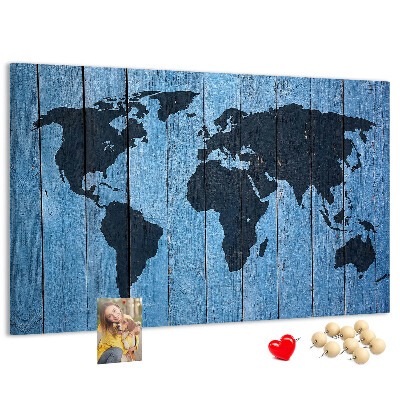 Wereldkaart op een houten achtergrond prikbord