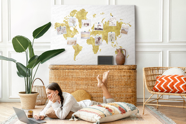 Kurkbord wereldkaart in goud op een witte achtergrond