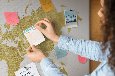Kurkbord wereldkaart in goud op een witte achtergrond
