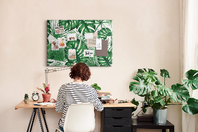 Prikbord met talrijke bladeren van tropische planten in het groen