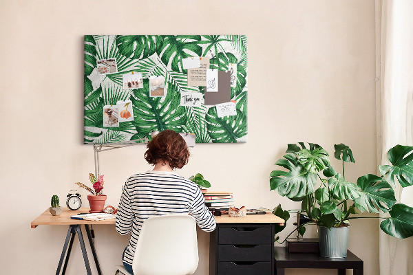Prikbord met talrijke bladeren van tropische planten in het groen