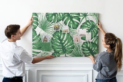 Prikbord met talrijke bladeren van tropische planten in het groen