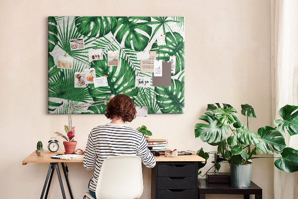 Prikbord met talrijke bladeren van tropische planten in het groen