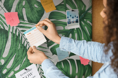 Prikbord met talrijke bladeren van tropische planten in het groen