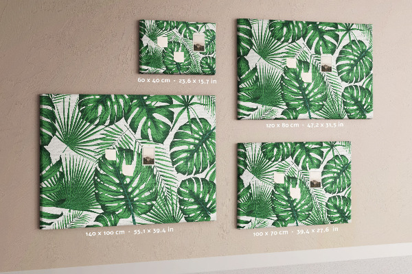 Prikbord met talrijke bladeren van tropische planten in het groen