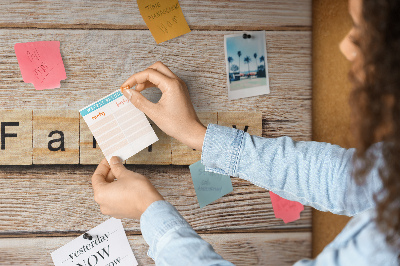 Kurkbord met een opdruk van een gezin voor een houten achtergrond