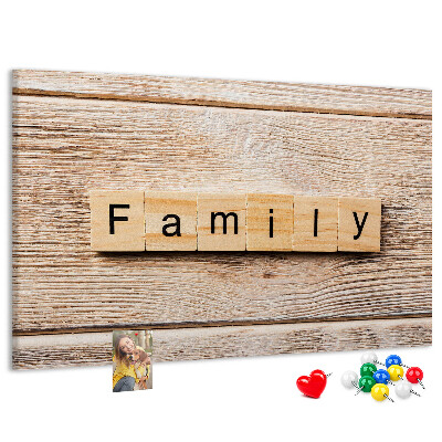 Kurkbord met een opdruk van een gezin voor een houten achtergrond