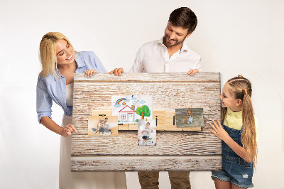 Kurkbord met een opdruk van een gezin voor een houten achtergrond