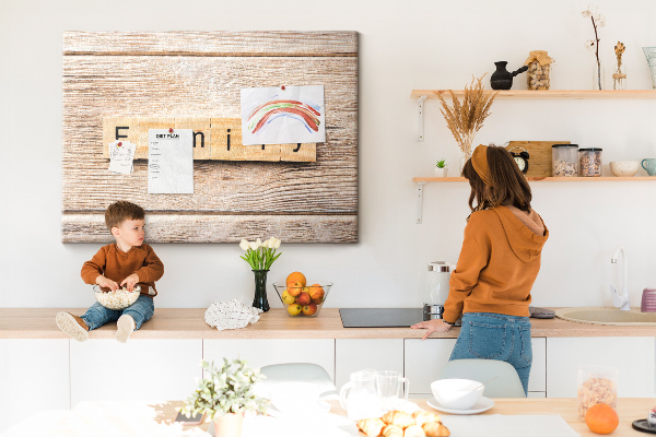 Kurkbord met een opdruk van een gezin voor een houten achtergrond